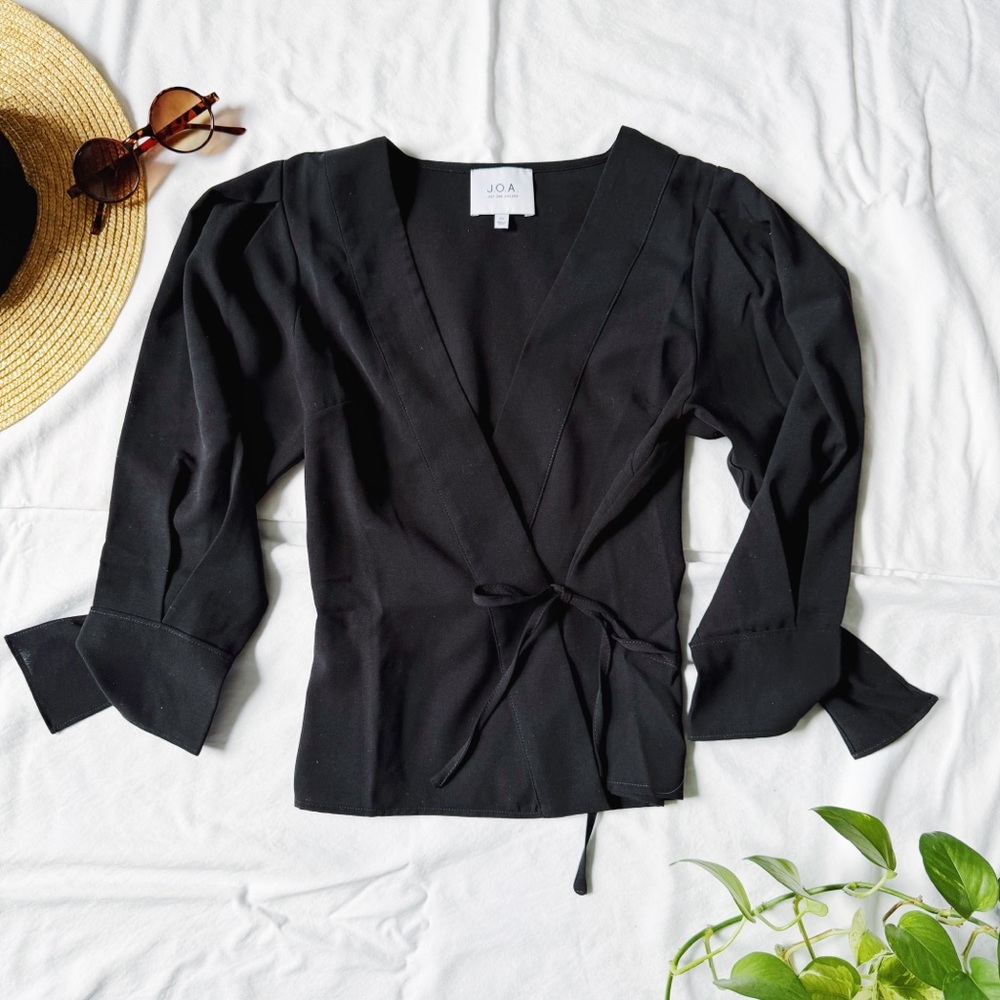 ☃️FINAL SALE J.O.A. • Black Wrap Top